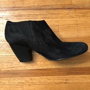 Ankle suede boots
